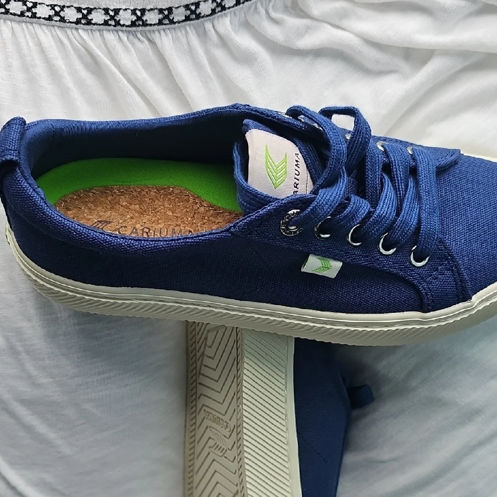 Cariuma Blue and Green Women's Sneakers. Made With Organic Cotton. - Picture 4 of 10